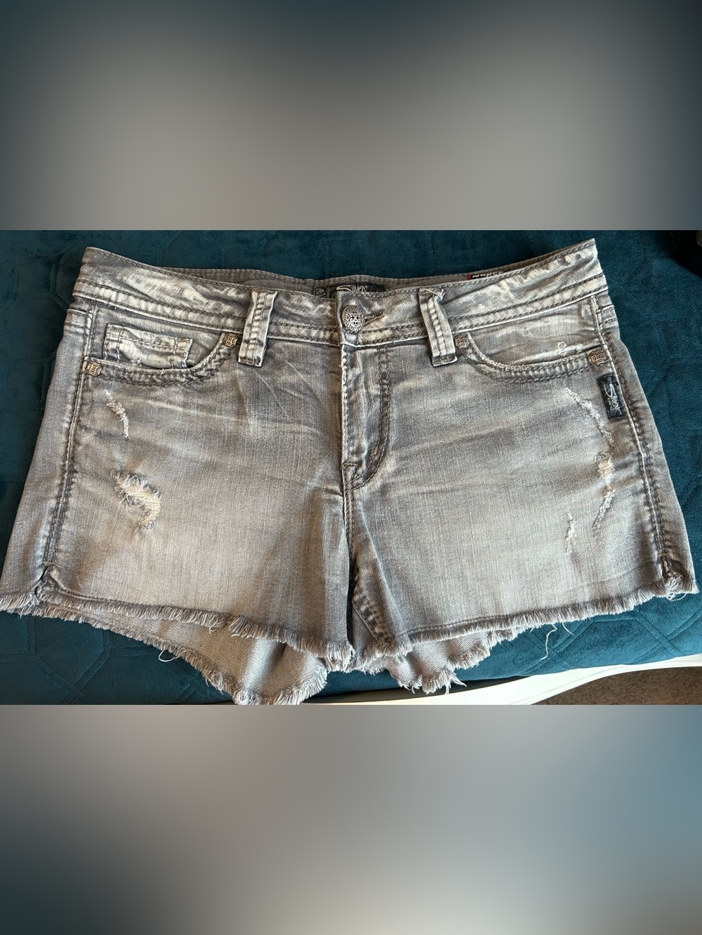 Silver Jeans Aiko Light Gray Distressed Denim Shorts W31/L3 - mid to low rise